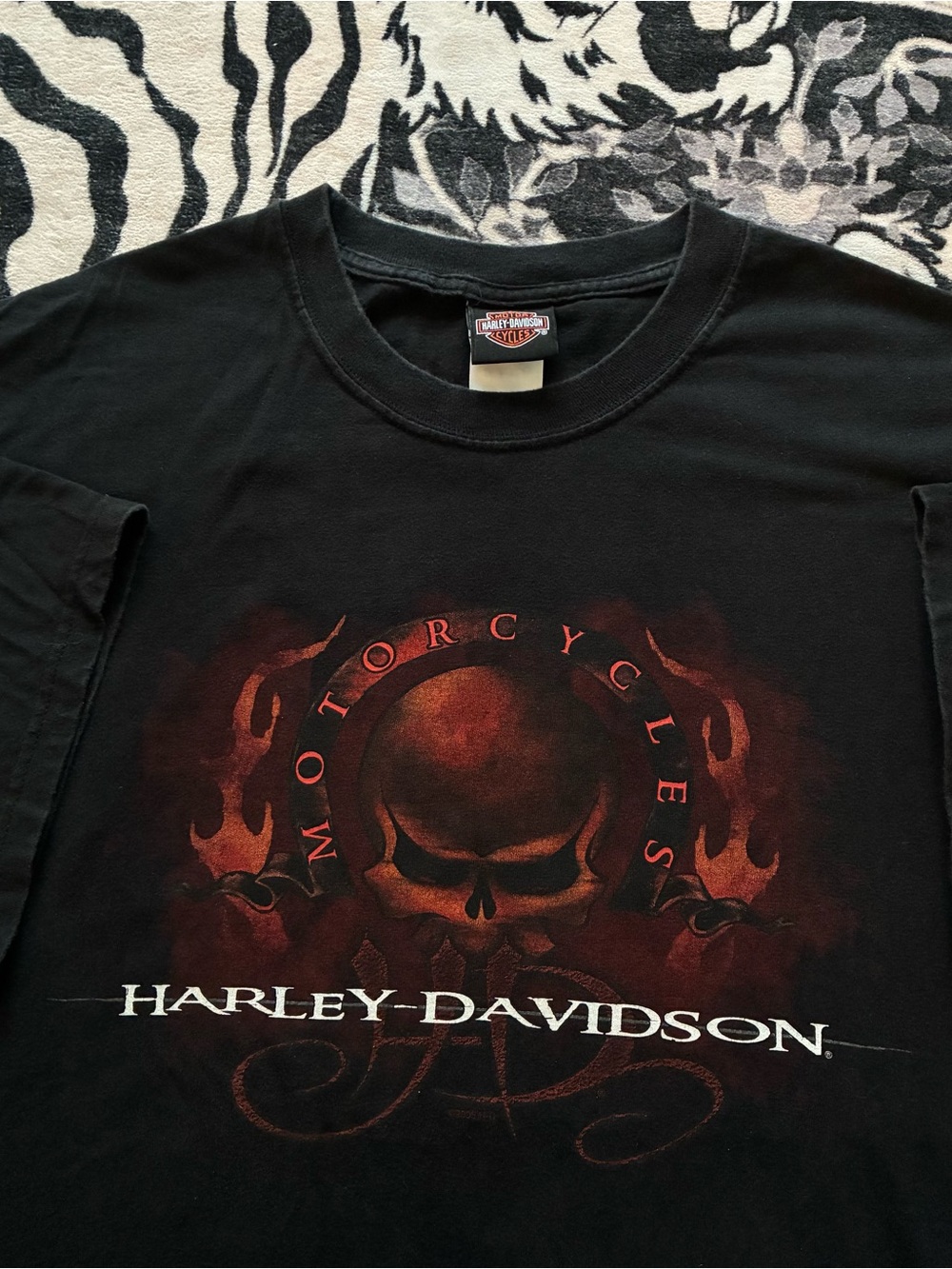 A4 - VINTAGE 00s HARLEY DAVIDSON MOTORCYCLES Y2K FLAMES SKULL T SHIRT